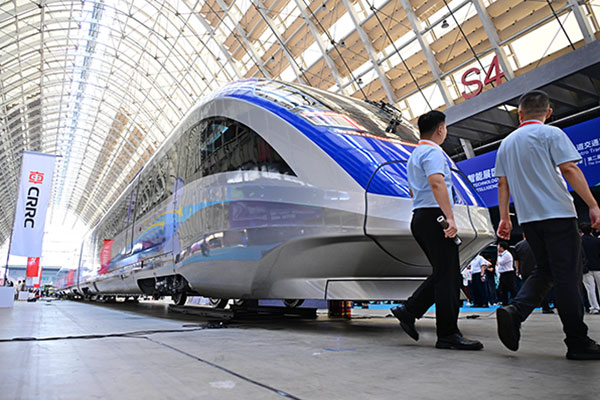 碳纖維賦能！我國(guó)首列中國(guó)標(biāo)準(zhǔn)智能市域列車亮相，減重30%引領(lǐng)綠色出行新變革